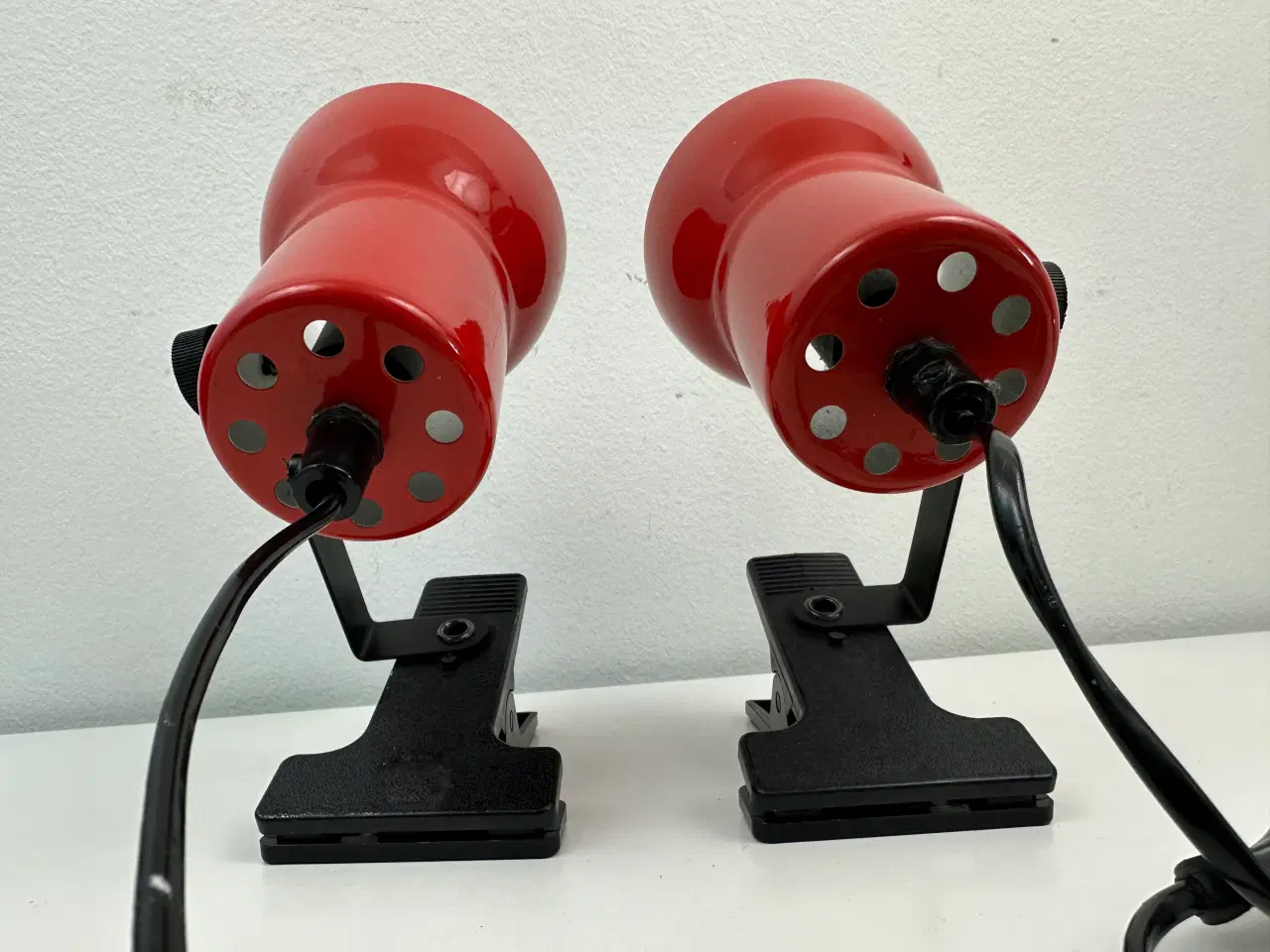 Billede 5 - 2 stk. røde væglamper med klemmer