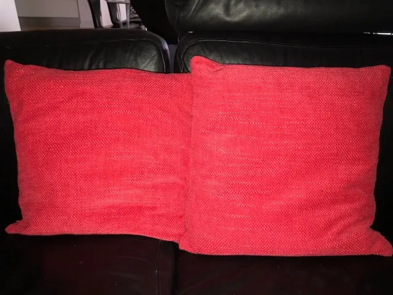 Billede 1 - 2 røde sofa-puder, grovvævede