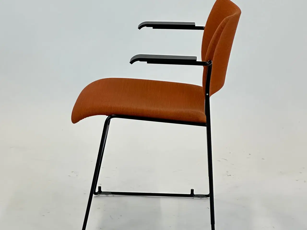 Billede 4 - 40/4 Konferencestol - Howe (Orange m. sorte armlæn)