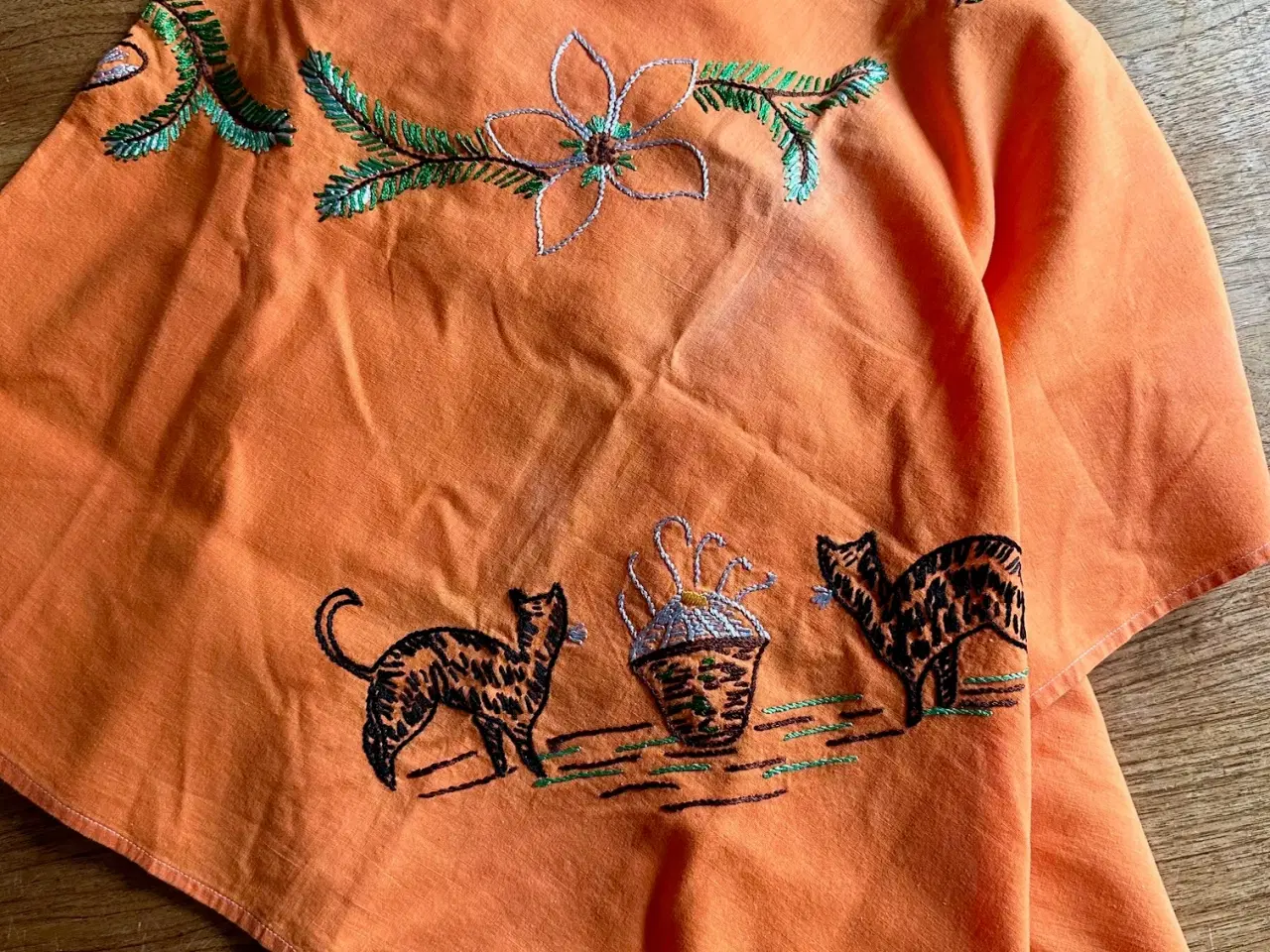 Billede 8 - Antik juledug, broderet m katte, 120 x 120 cm