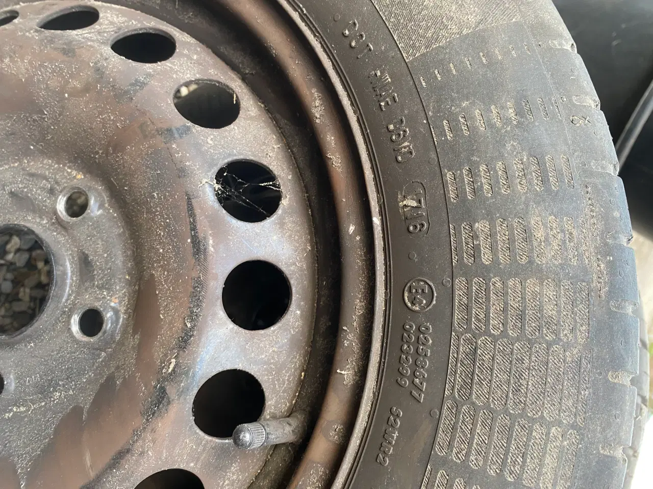 Billede 1 - Sommerdæk på fælg 4 stk, sælges kun fordi alufælge