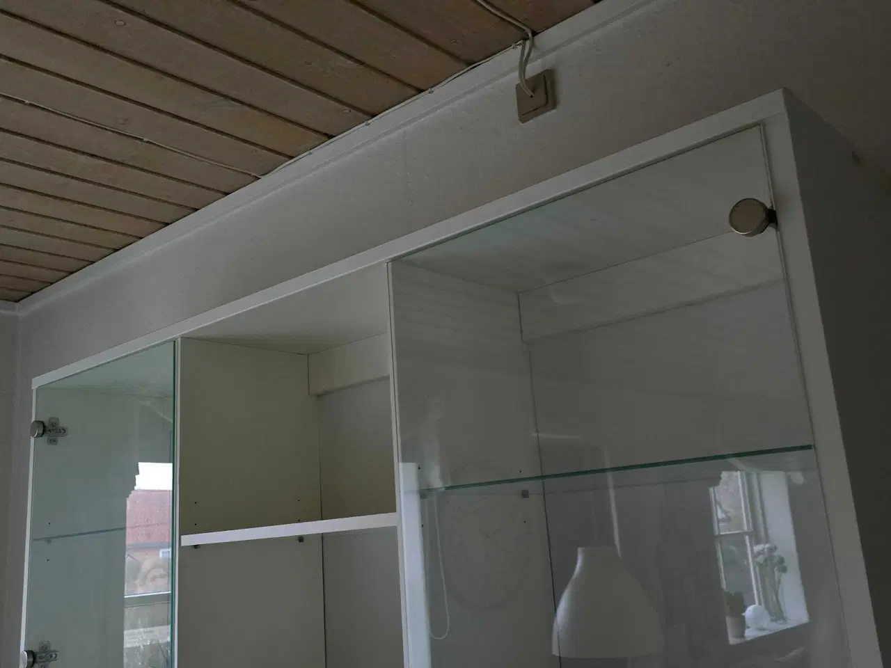 Billede 3 - Hvid vitrine med glaslåger 