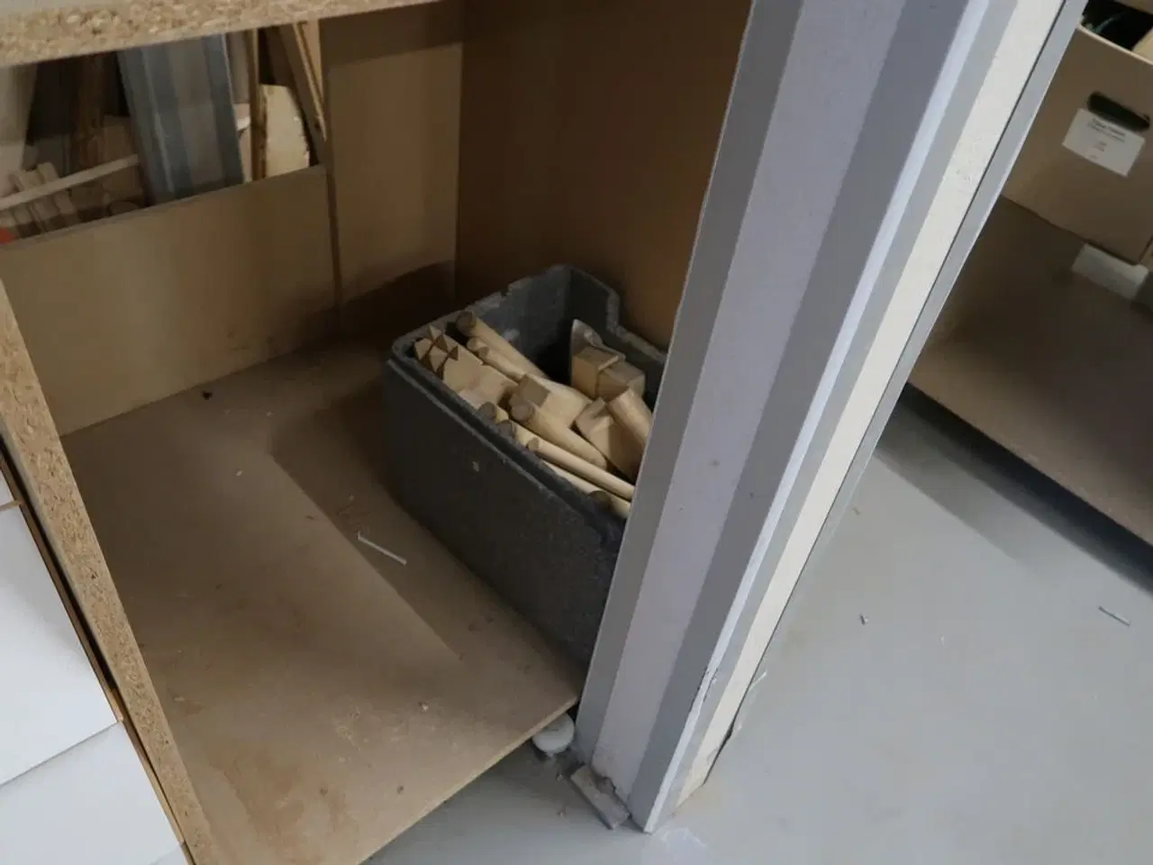 Billede 7 - Arbejdsborde/reoler med div. Varelager og værktøj