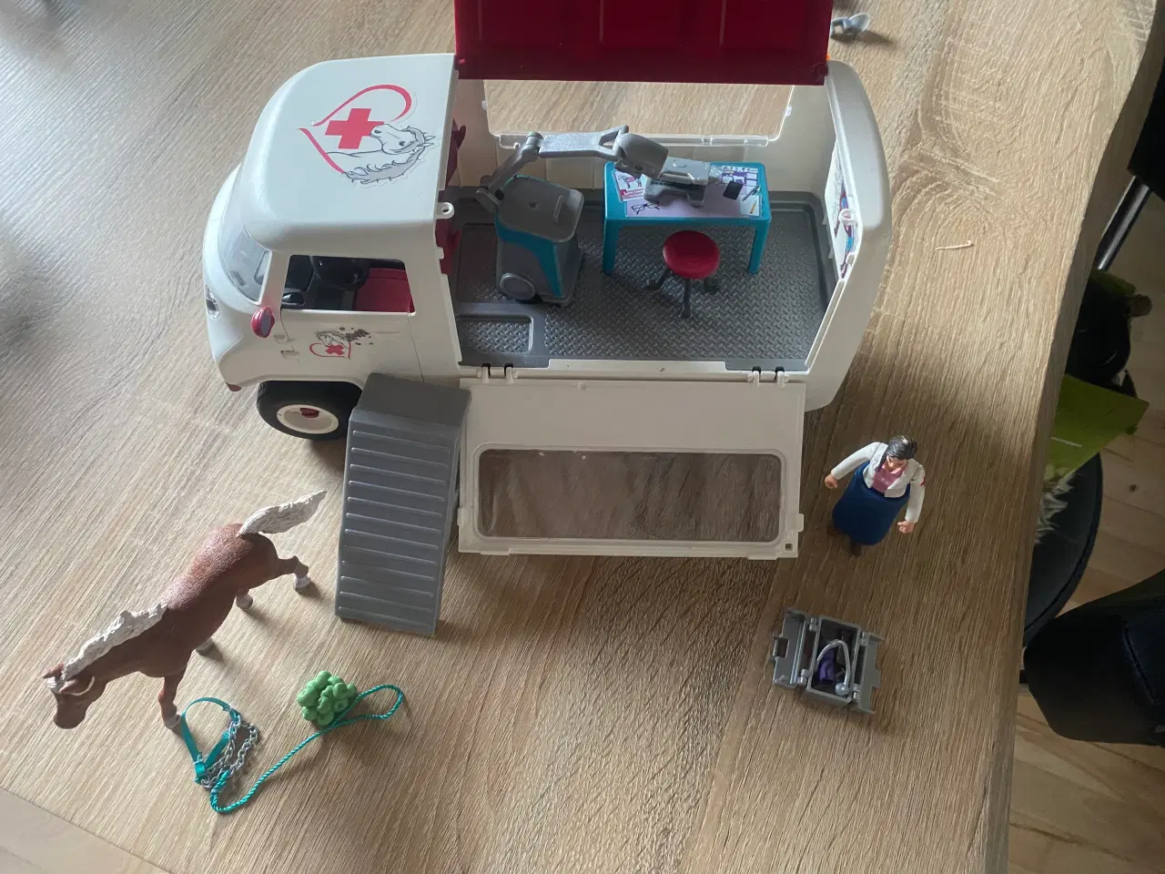 Billede 1 - Schleich lægebil