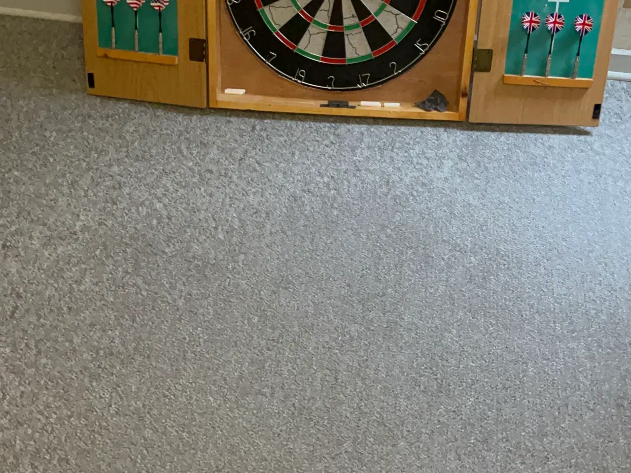 Billede 2 - Kings Head dartskab i træ med skydedør og scoretav