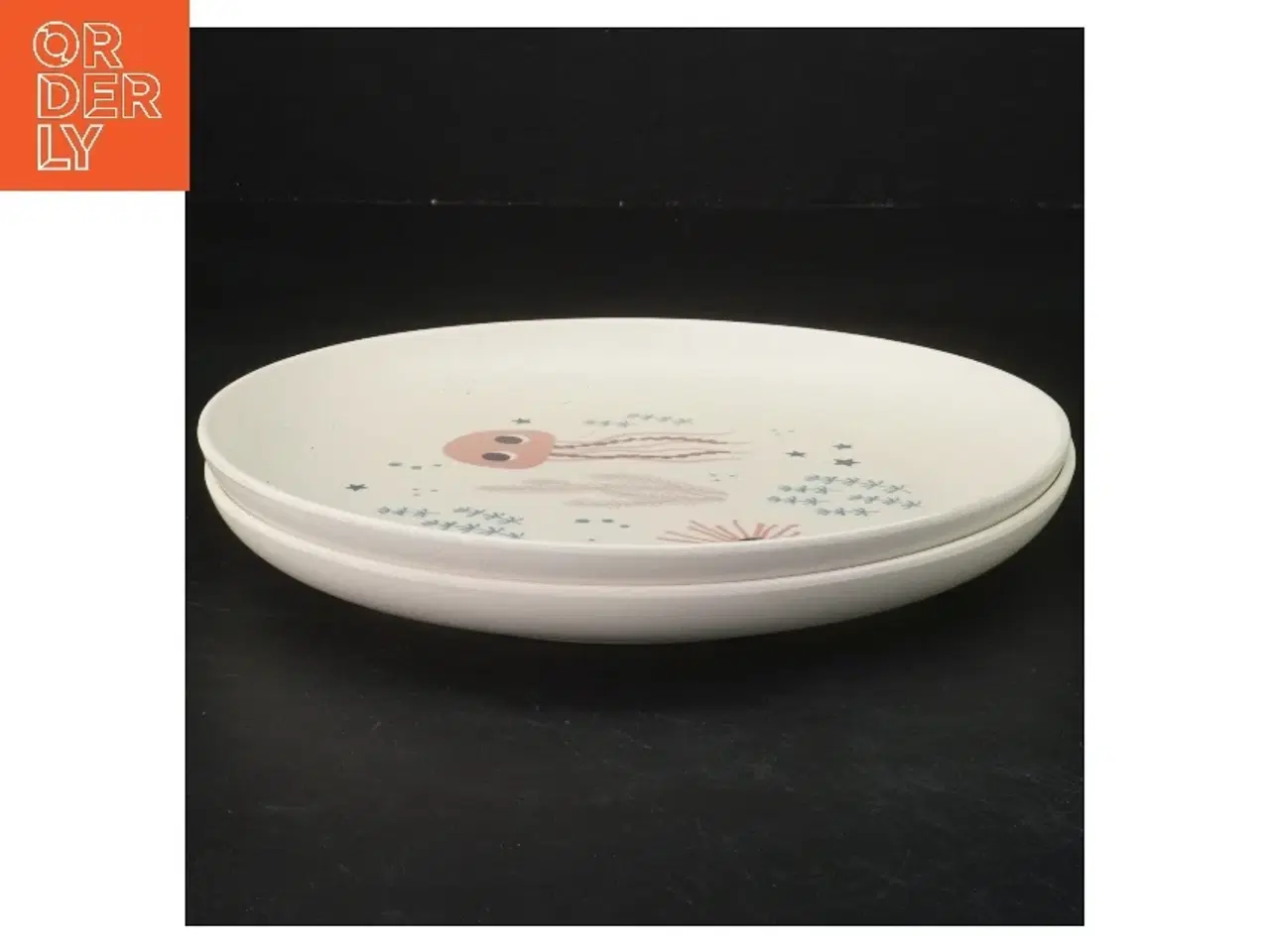 Billede 2 - To børnetallerkener med havtematisk design fra Søstrene Grene (str. Ø 20 cm)