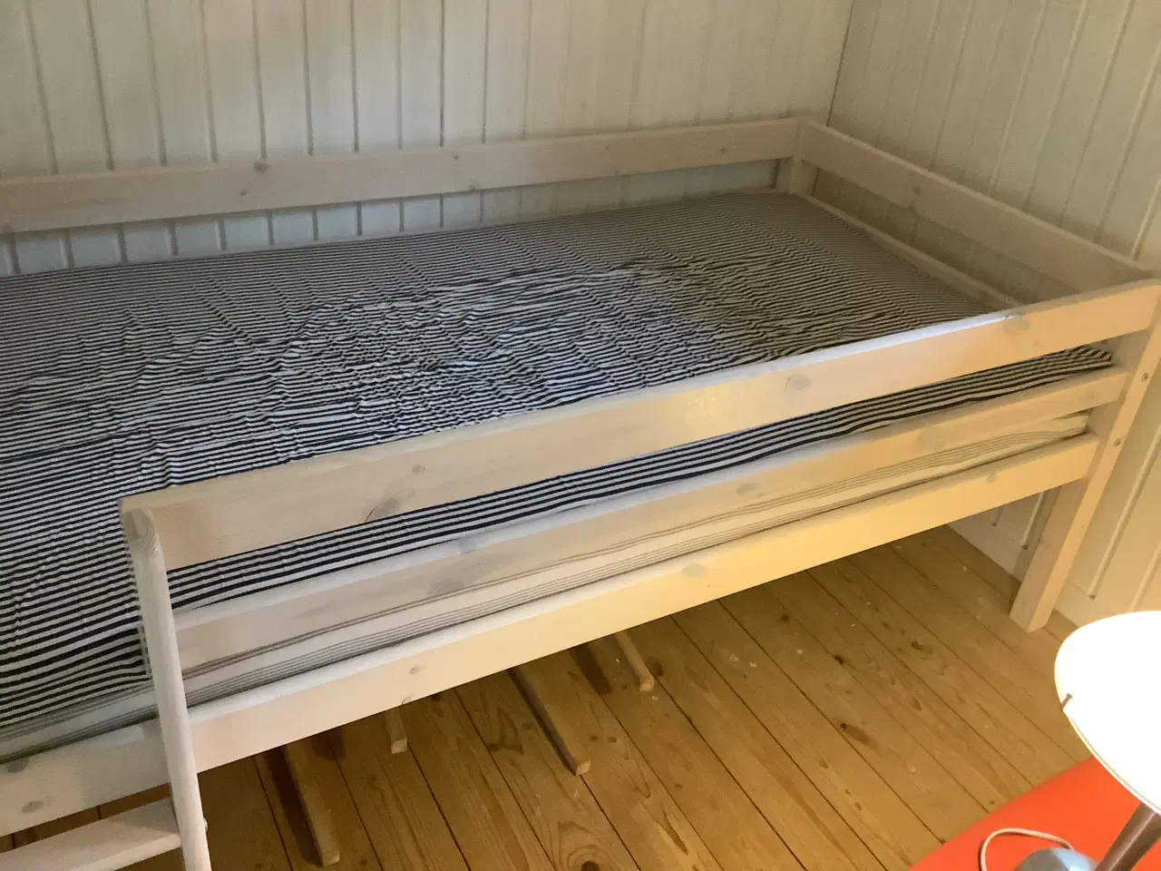 Billede 4 - Halvhøj børneseng med stige og sengehest