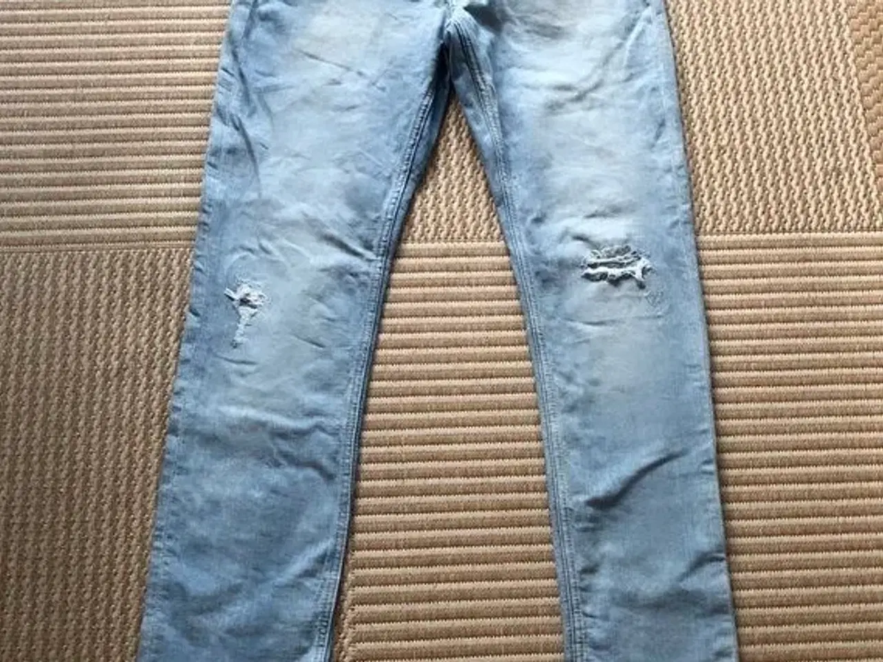 Billede 1 - H&M stretchjeans m huller str 158 cm. 