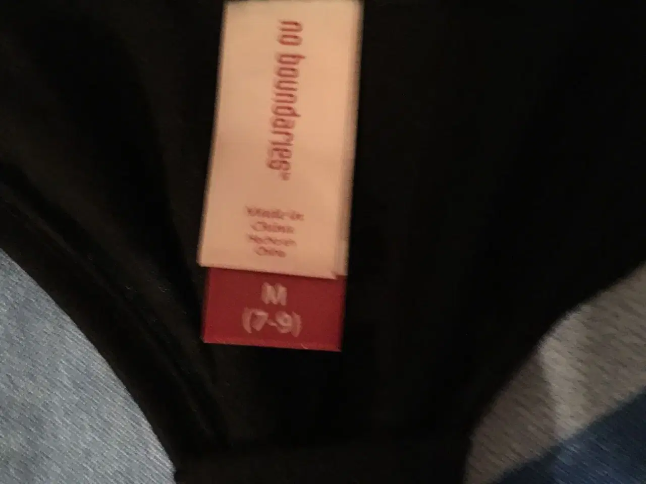 Billede 4 - Bluse m pailletter til salg