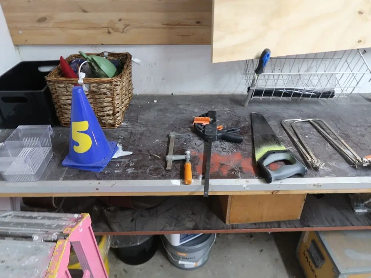 Billede 3 - Arbejdsbord med indhold