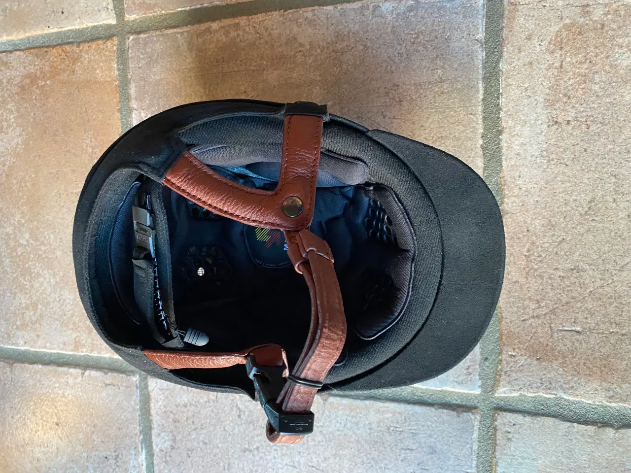 Billede 3 - Back and trach ridehjelm og kingsland bluse 128