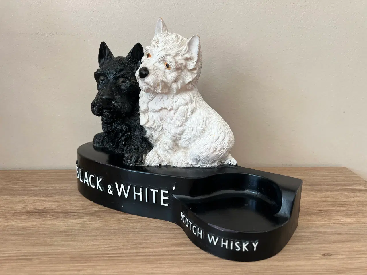Billede 4 - Flot gammel Black and White whisky reklame figur 