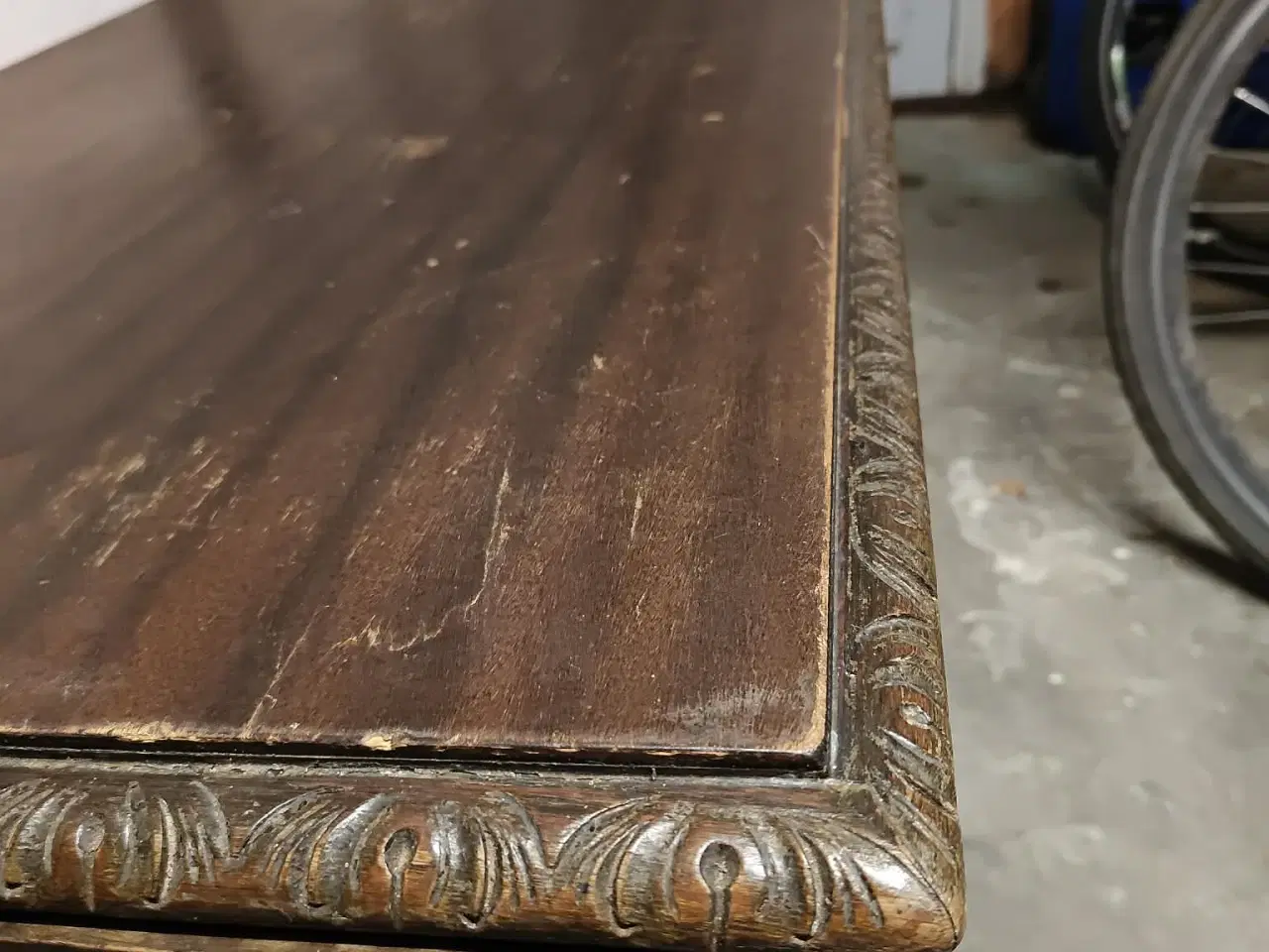 Billede 4 - Massivt sofabord i træ – slidt, men solidt