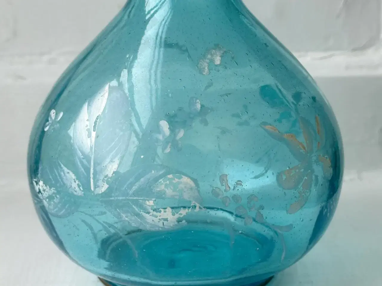 Billede 4 - Karaffel, blåt glas m patineret deko