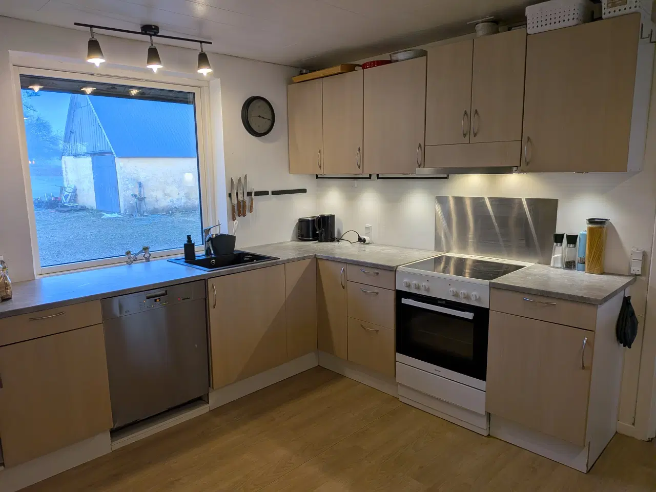 Billede 3 - Landejendom med udsigt ud over mark og eng