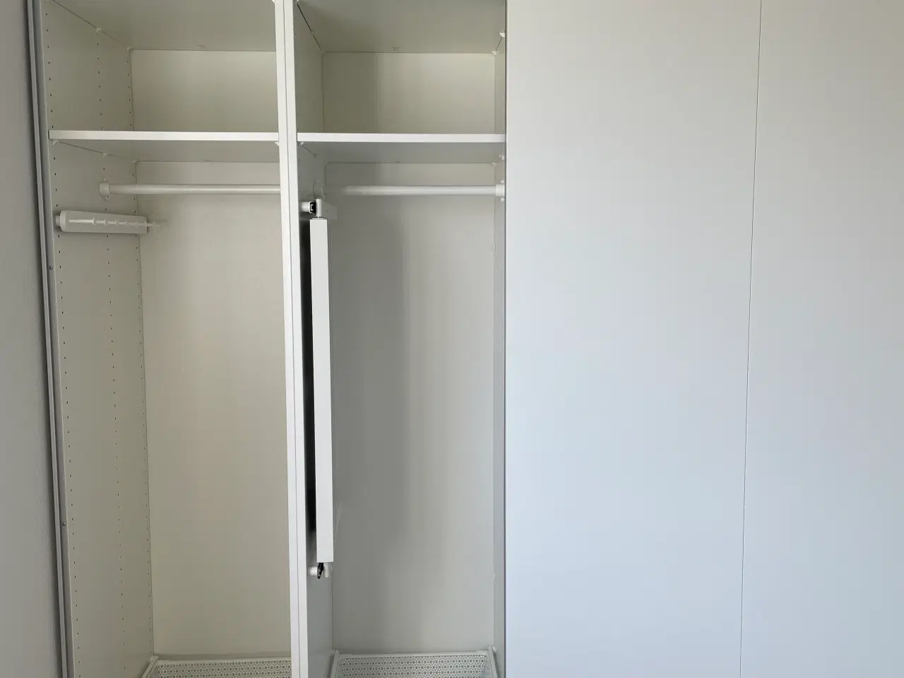 Billede 4 - Garderobeskab fra IKEA med skydelåger