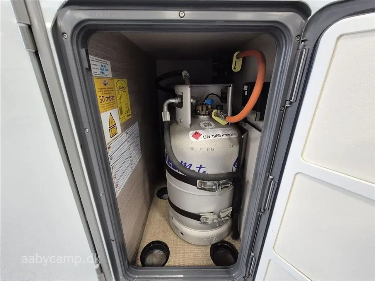 Billede 25 - 2023 - Bürstner Lineo T690 G   Automatgear. solcelle. 2x batterier. inverter. maxfann. Fyldegas. kompressor køleskab. Avara alarm system. anhængertræk. elektrisk indgangstrin.