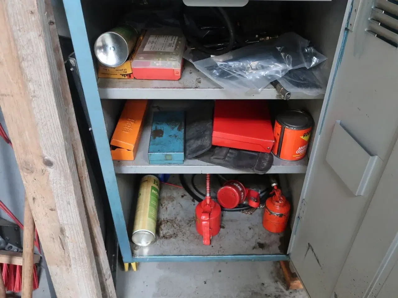 Billede 7 - "Tøm skabet" - Indhold i 2 skabe (øvre & nedre)