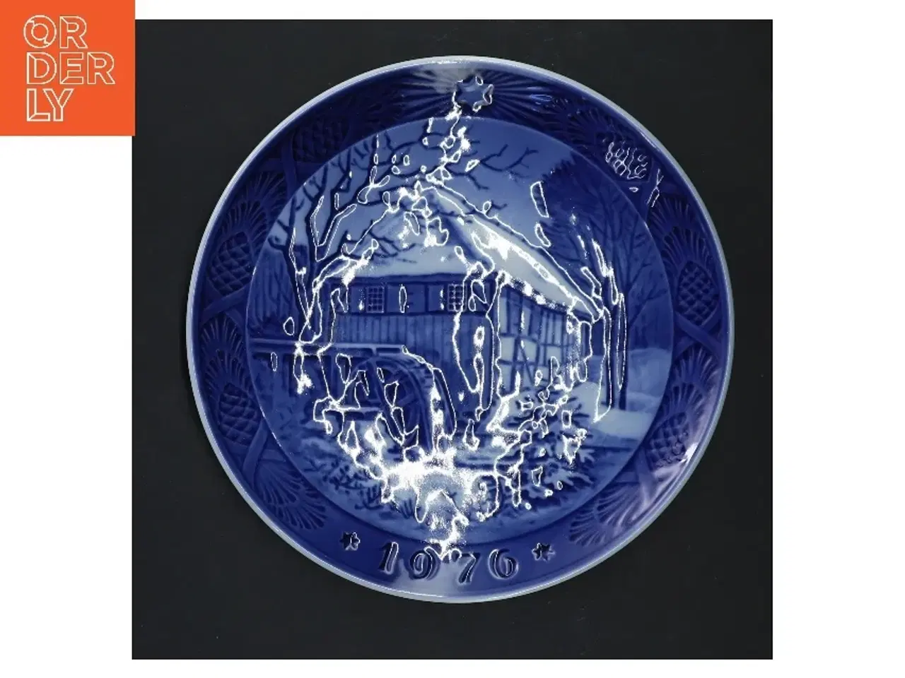 Billede 1 - Dekorativ platte fra 1976 fra Royal Copenhagen (str. Ø 18,5 cm)