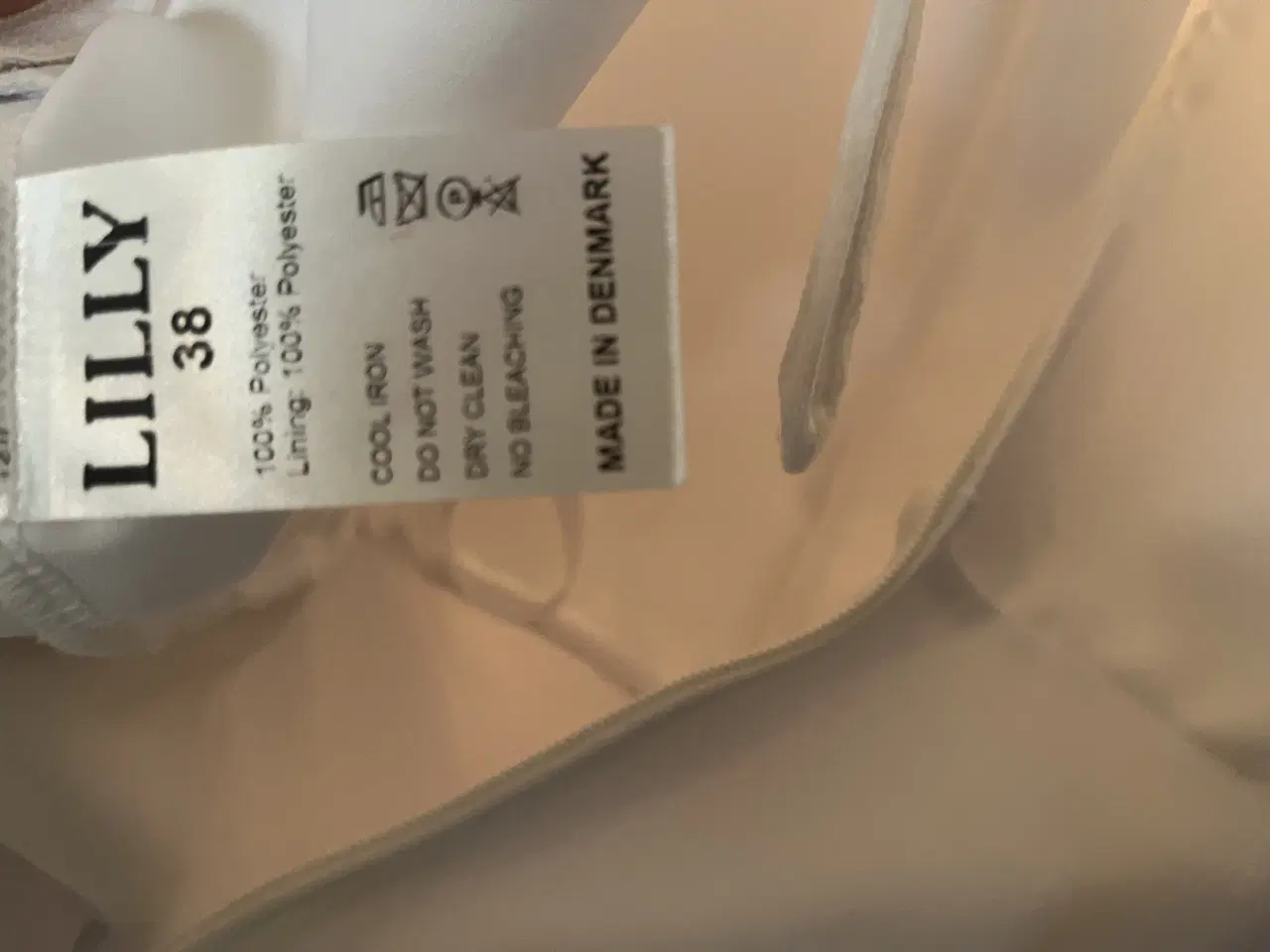 Billede 5 - Konfirmationskjole, Lilly, str. 38