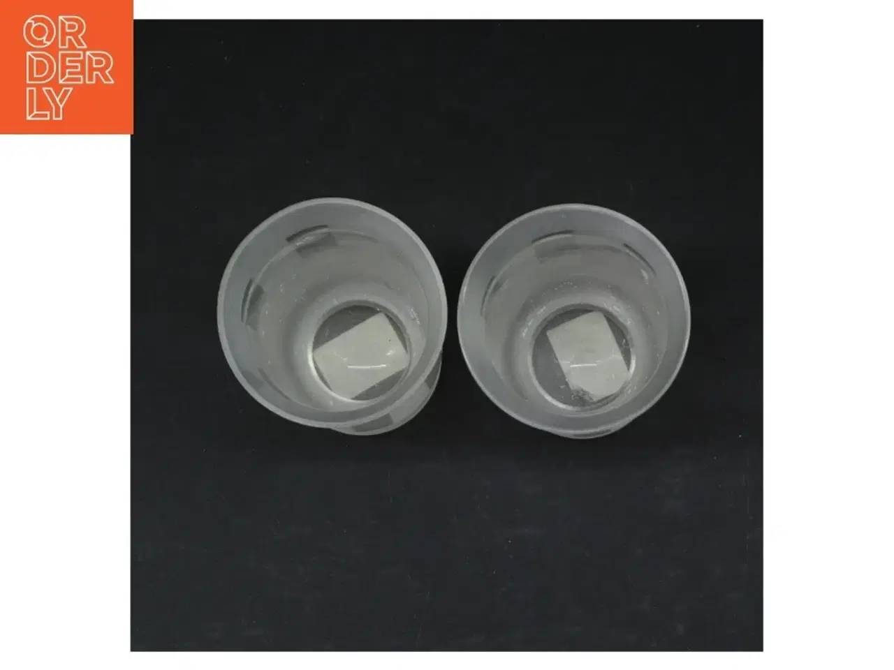 Billede 2 - Sæt med to frostede plastik kander (str. Ø. 6,5 cm. længde, 9 cm)