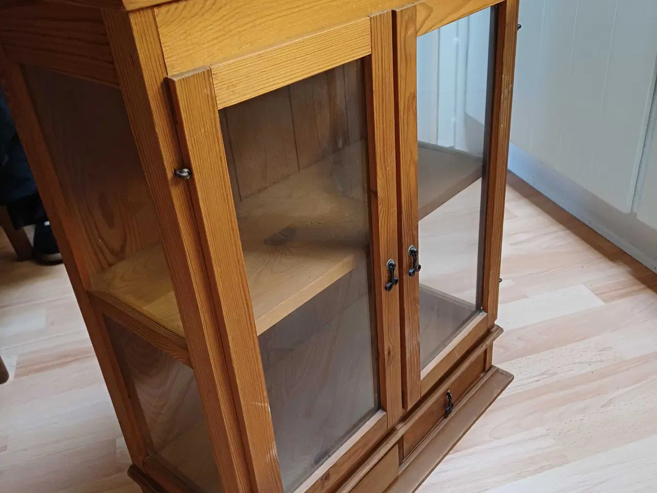 Billede 2 - Fint ældre vitrineskab 