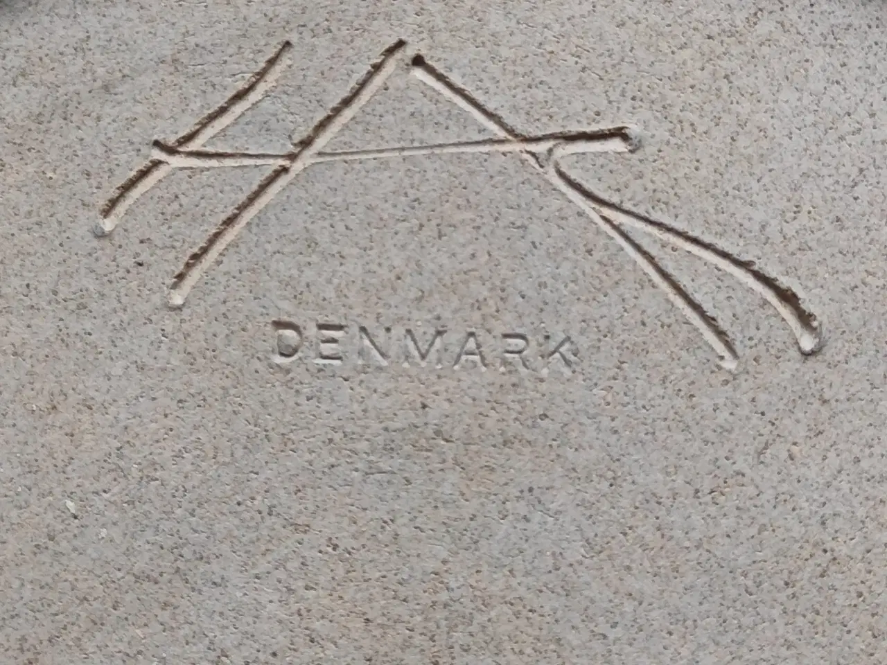 Billede 2 - Glaseret rundt keramikfad i gul/brun nuancer.