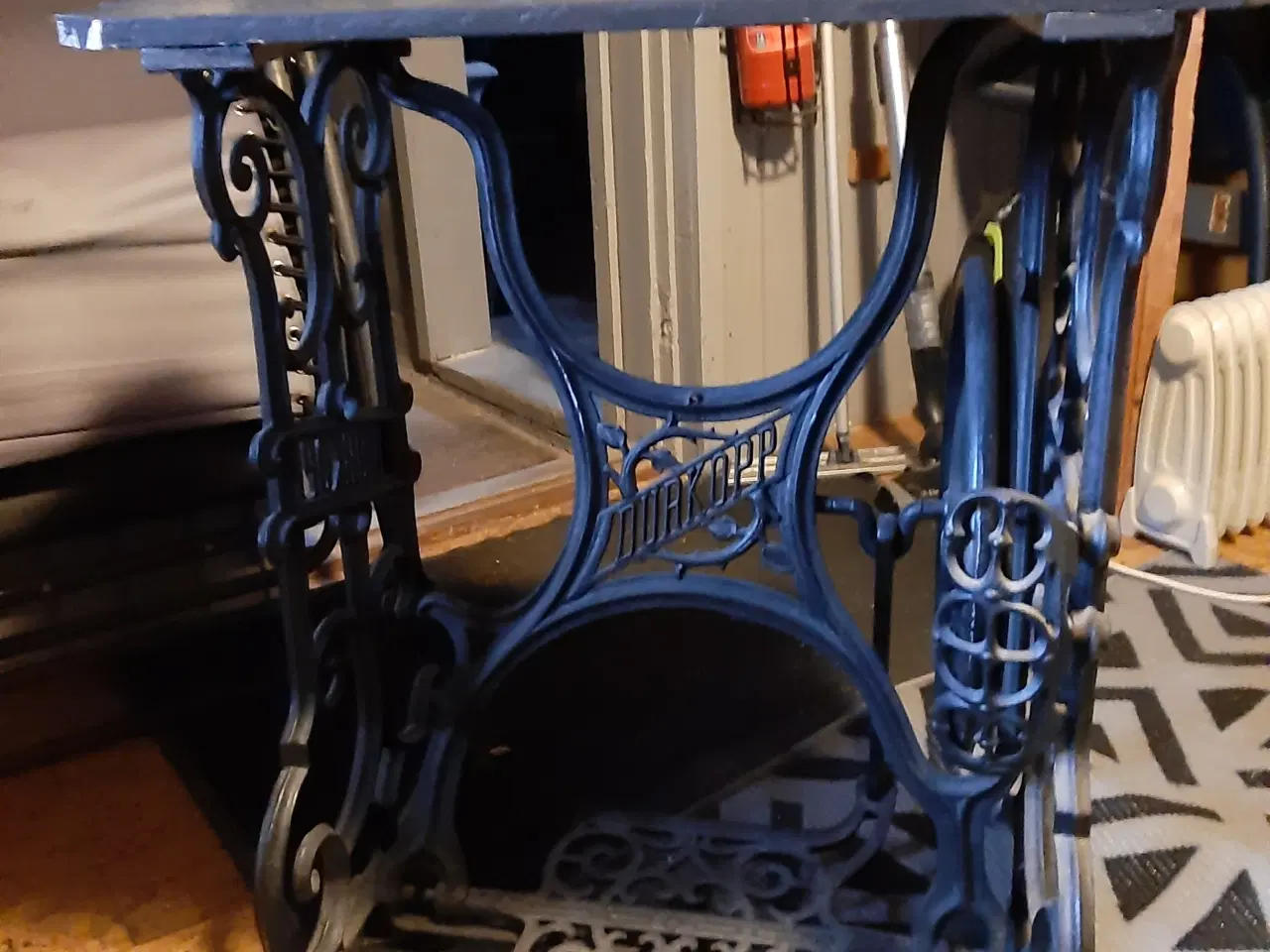 Billede 2 - Meget gammelt symaskin bord.