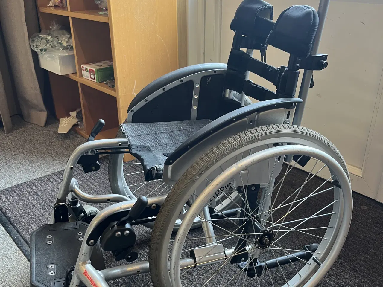 Billede 1 - Kørestol i børnestørrelse