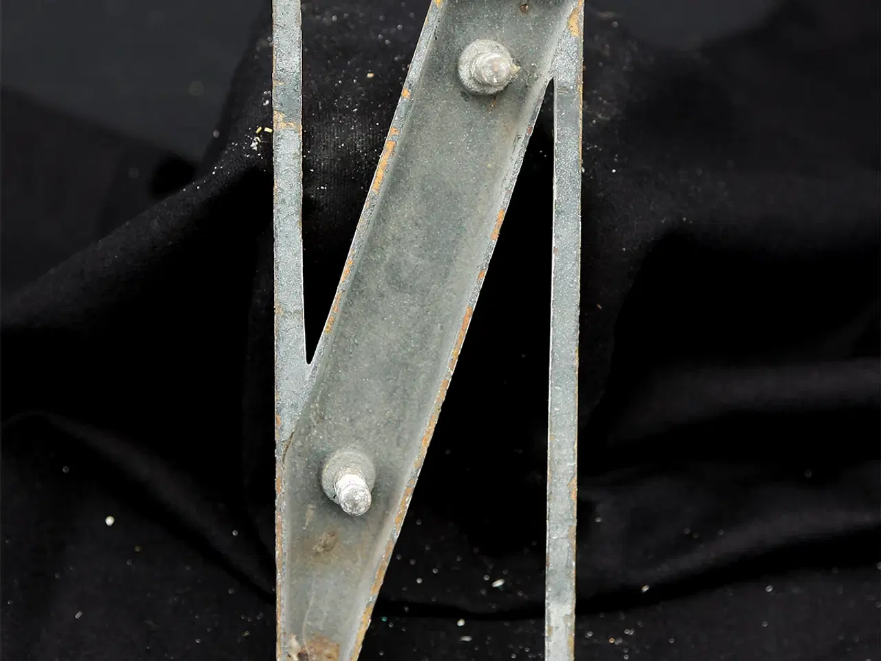 Billede 2 - Messing facadebogstav “N” – rå patina