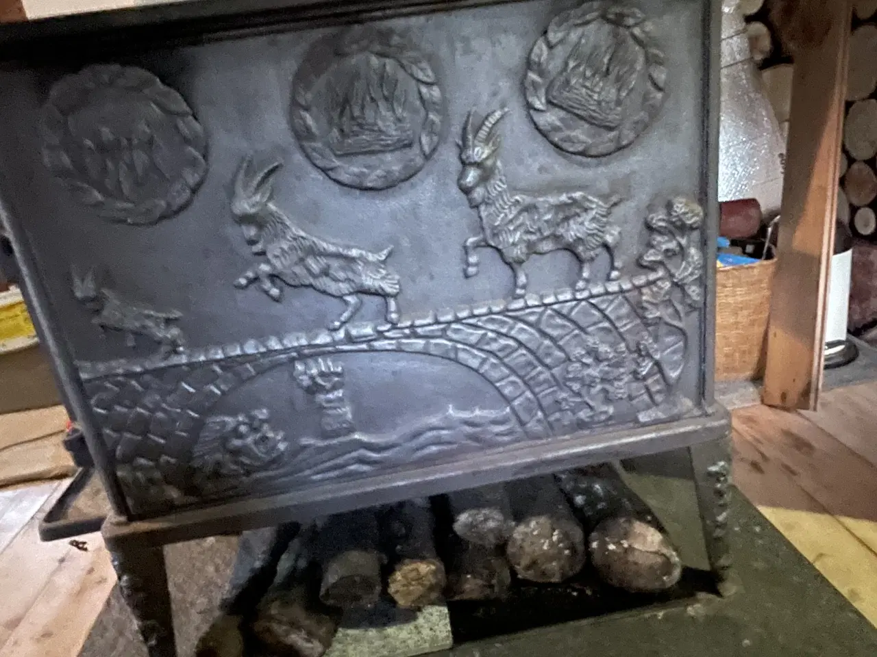 Billede 3 - Antik brændeovn.