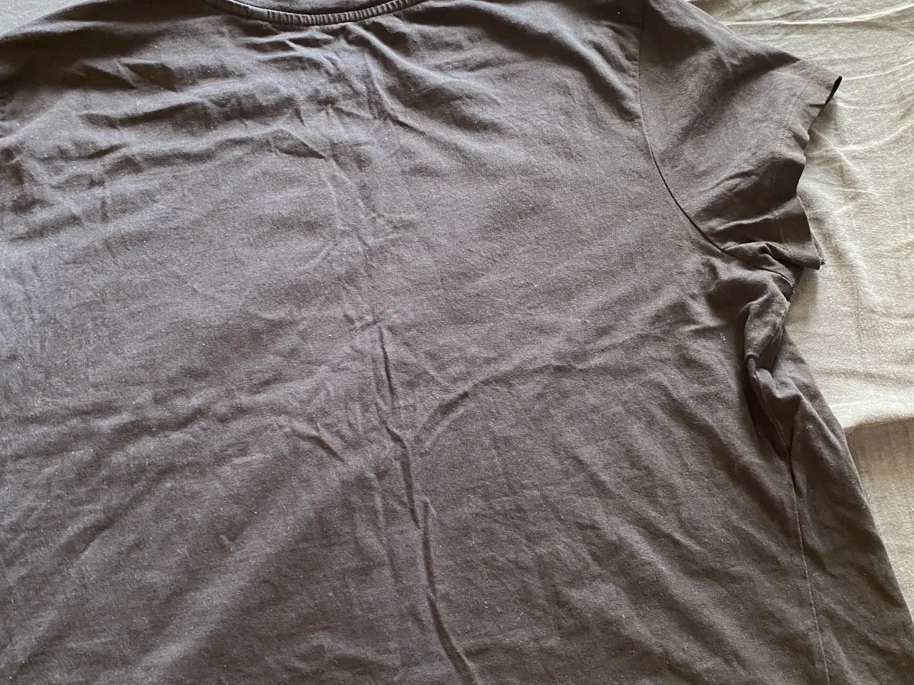 Billede 9 - T-shirt i sort med motiv