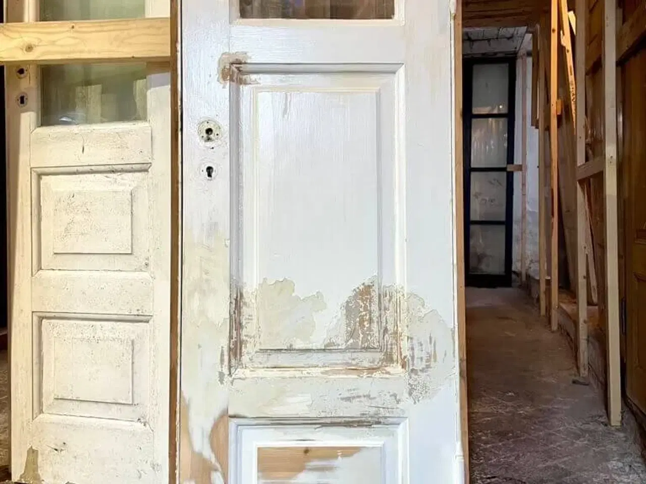 Billede 1 - Lav og smal, lille kælderdør m. karm