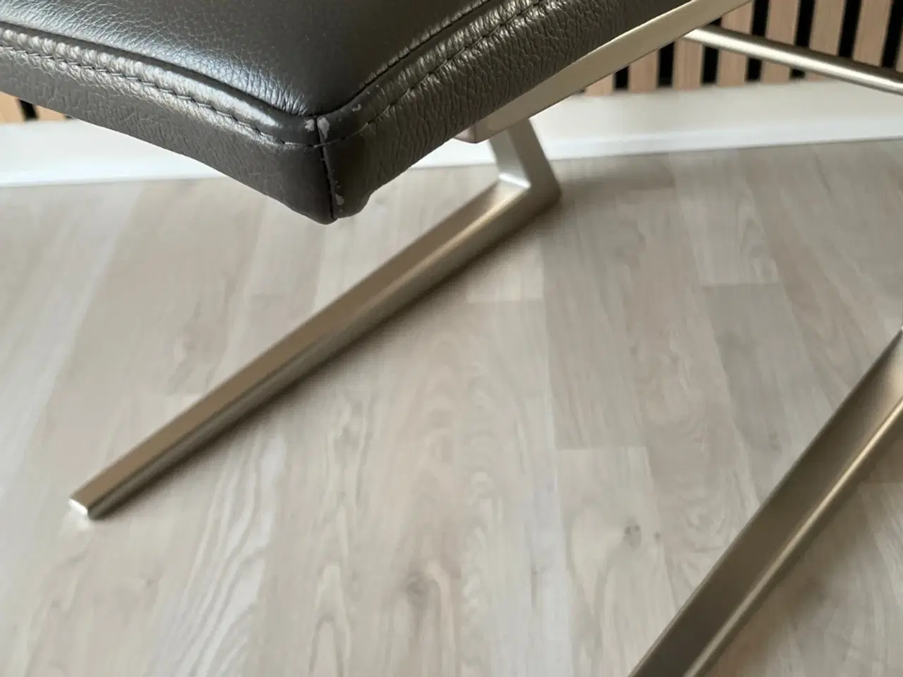 Billede 3 - 6 læder spisebord stole. 