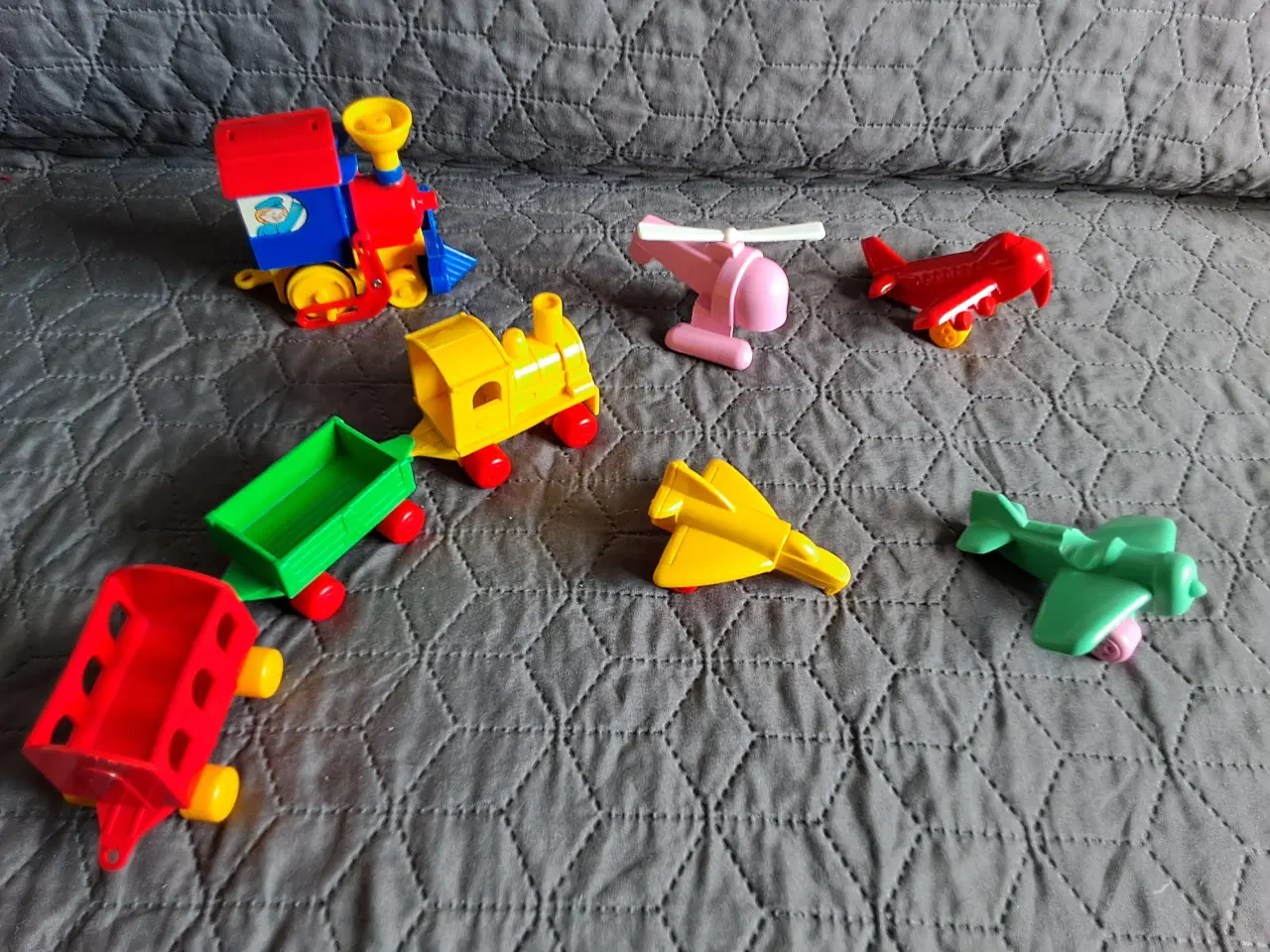 Billede 1 - Legetøj  plasticfly og tog