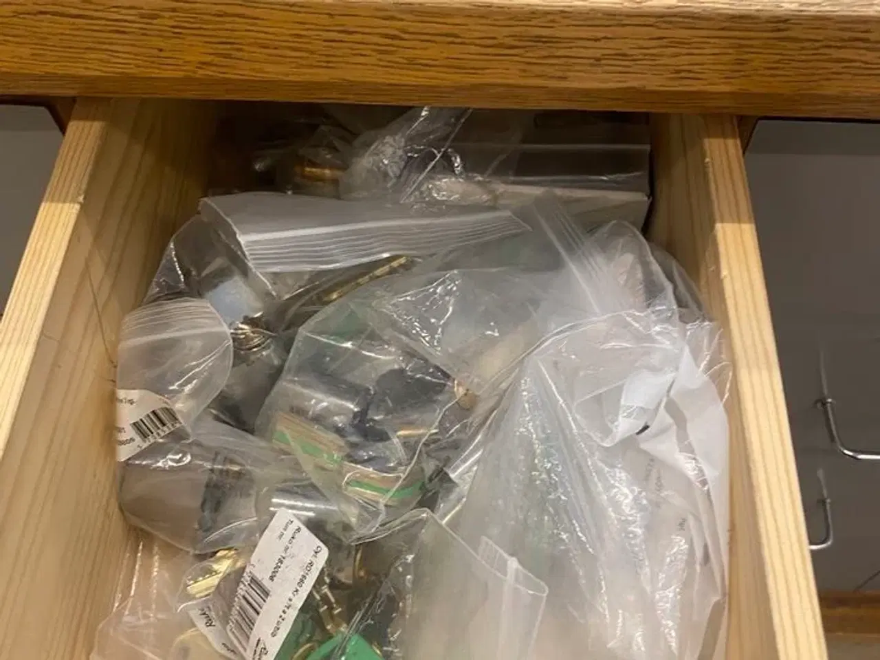 Billede 11 - Stort parti nøgler, beslag mm. (se foto)