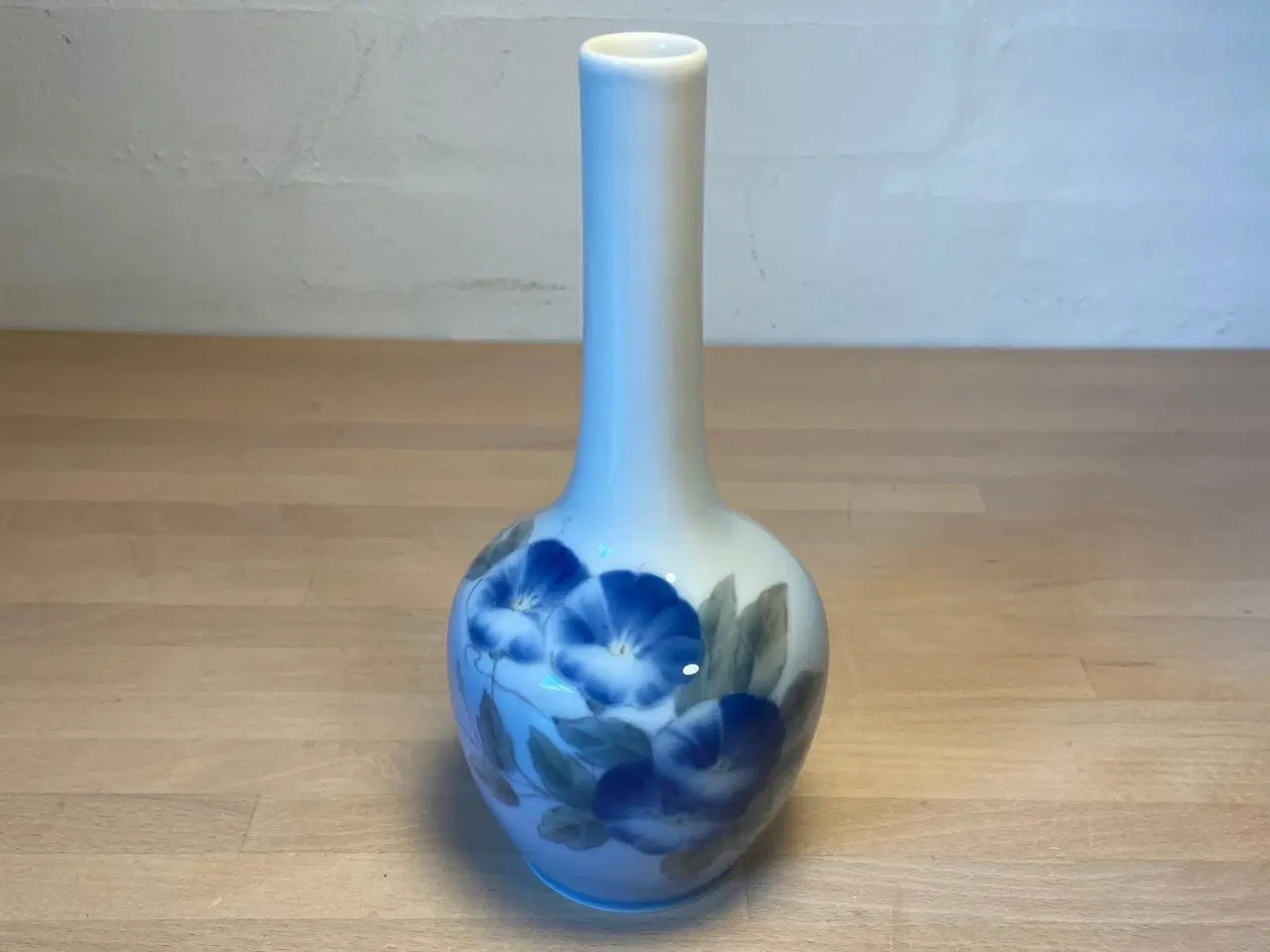 Billede 1 - Royal Copenhagen vase lyseblå 20 cm høj