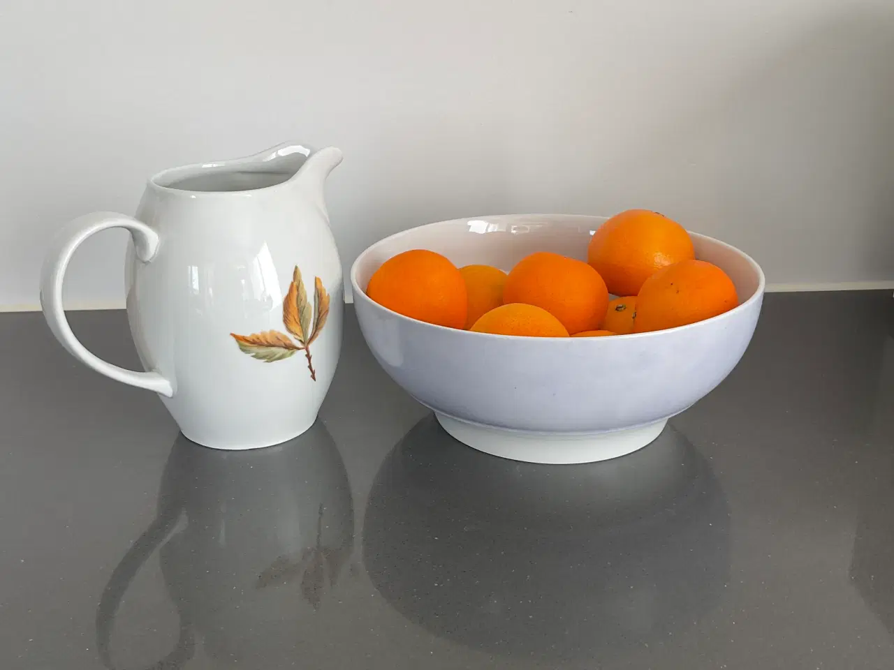Billede 1 - Håndmalet skål og kande  i porcelæn med flot motiv