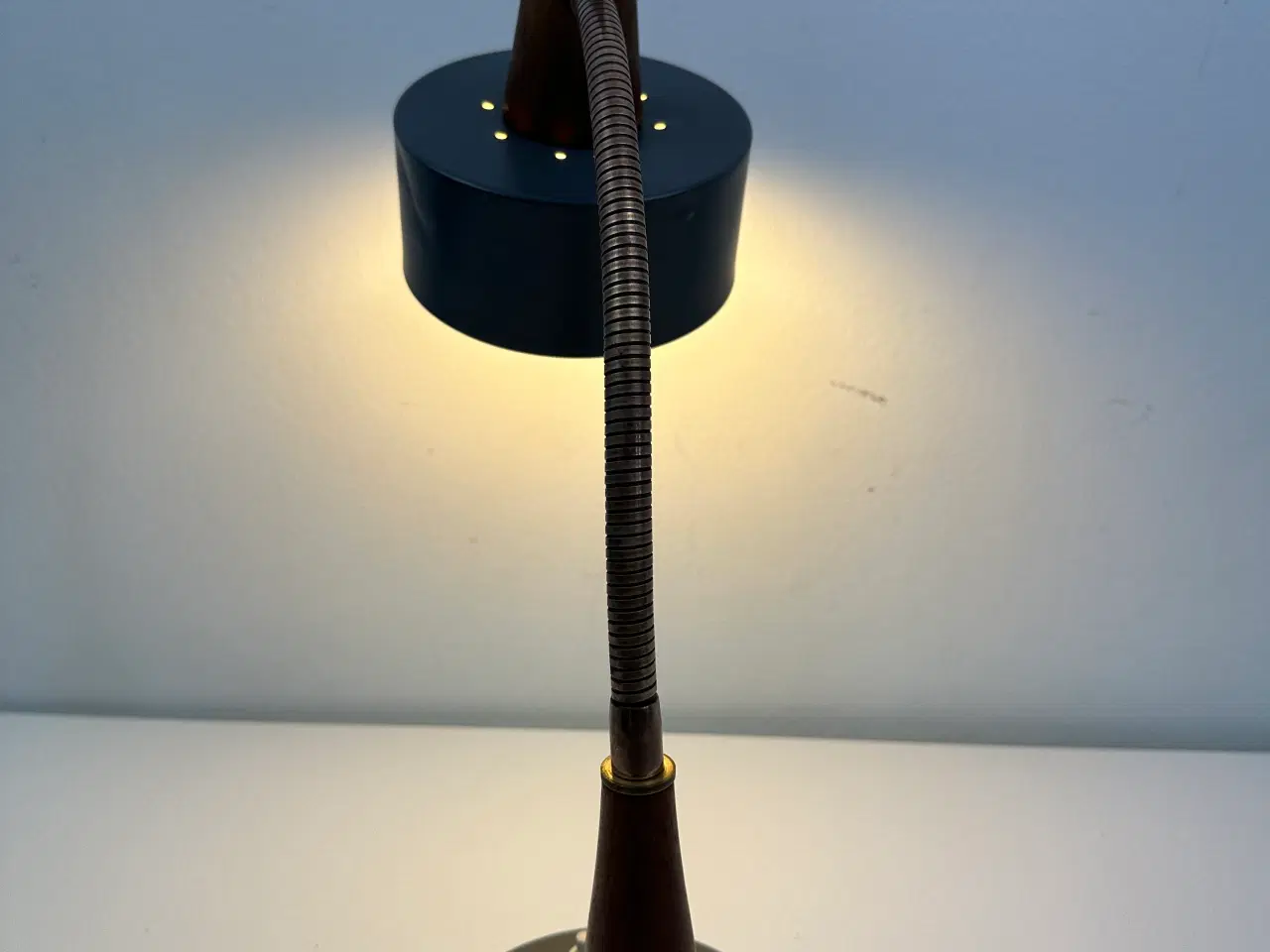 Billede 8 - Retro bordlampe, teak og messing