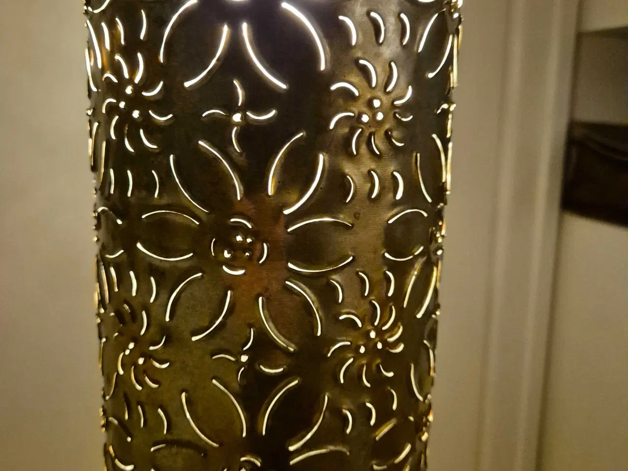 Billede 6 - Høje lamper med glade blomster-perforeringer 