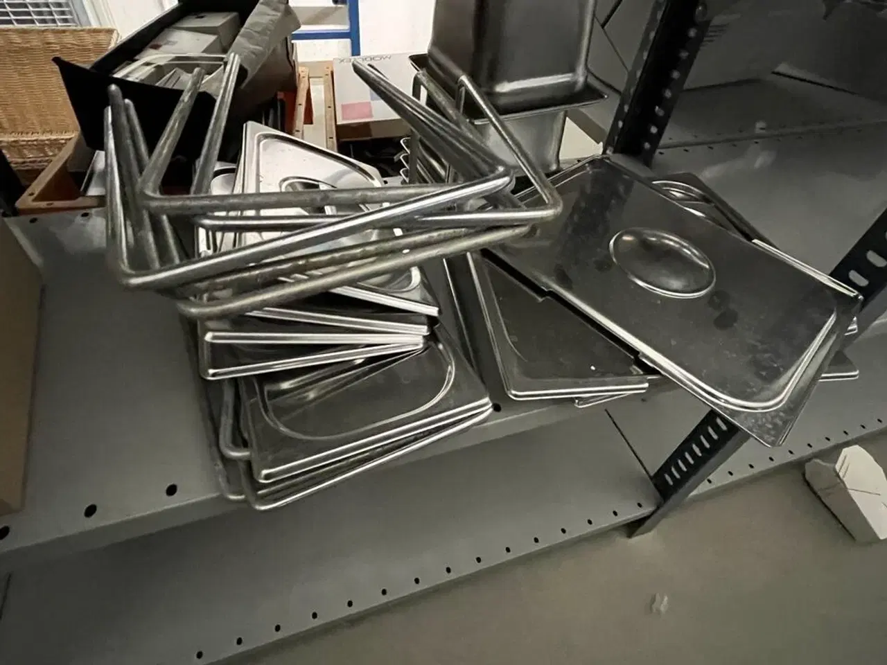 Billede 6 - Tøm Reol - inden kl. 12 (2 fag) Termokander, Gastronorm bakker m.m.