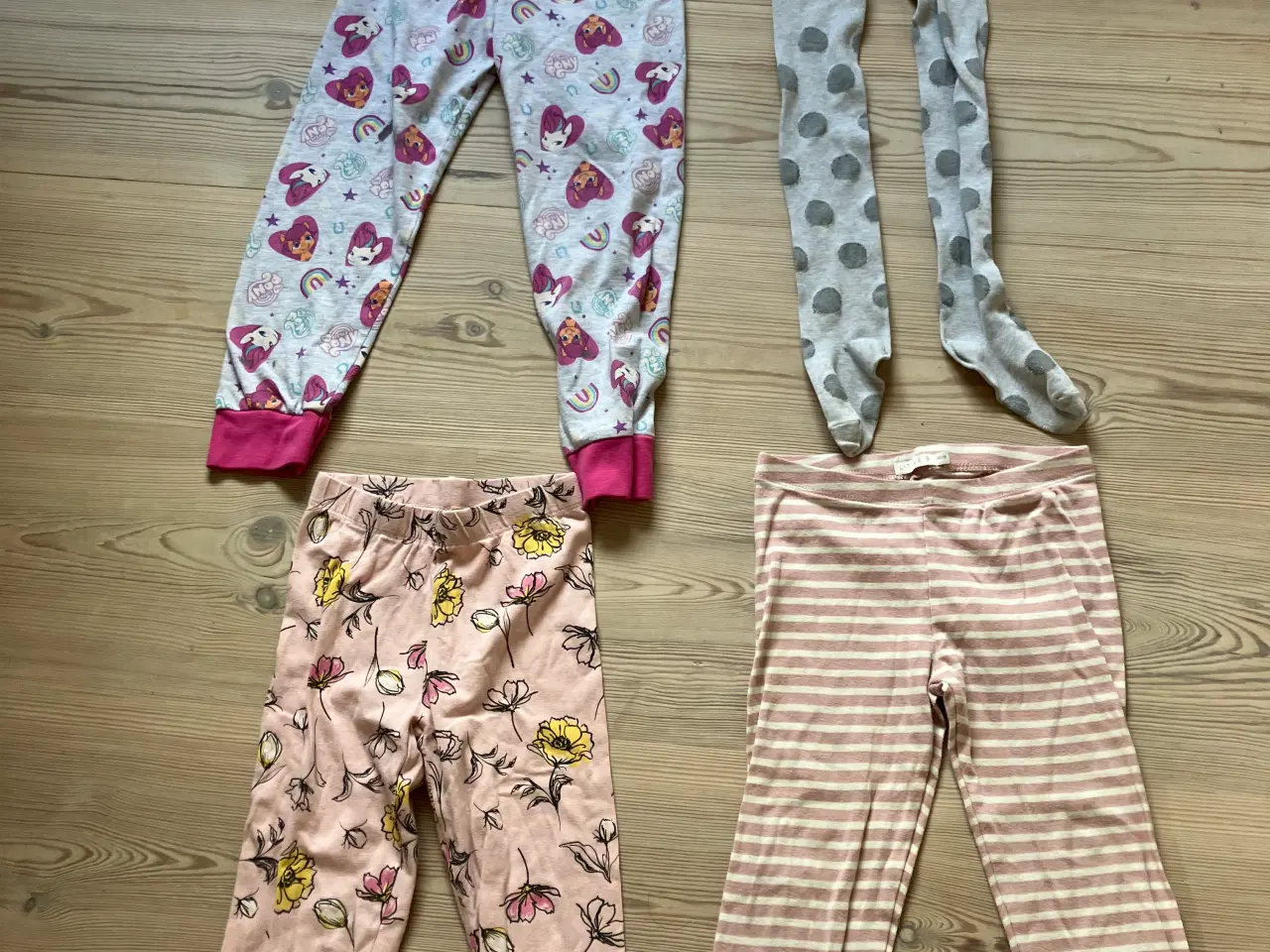 Billede 1 - 3 Legins og 1 buksestrømper, str 110/116