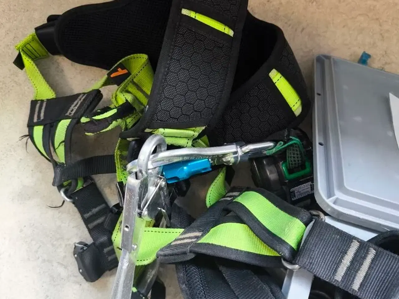 Billede 4 - Kasse m. sikringsgrej samt div.