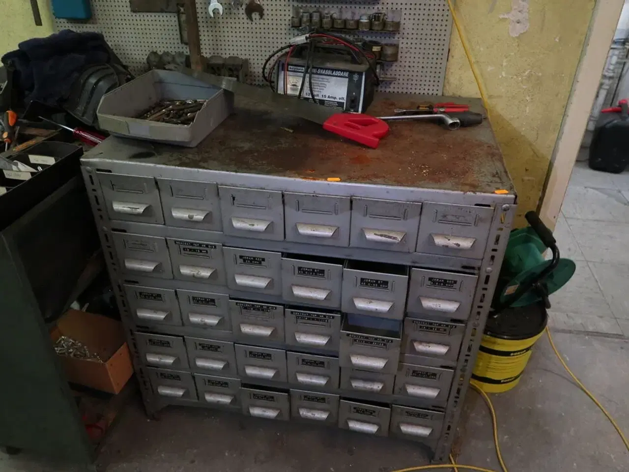 Billede 3 - Arbejdsbord, reol samt værktøj