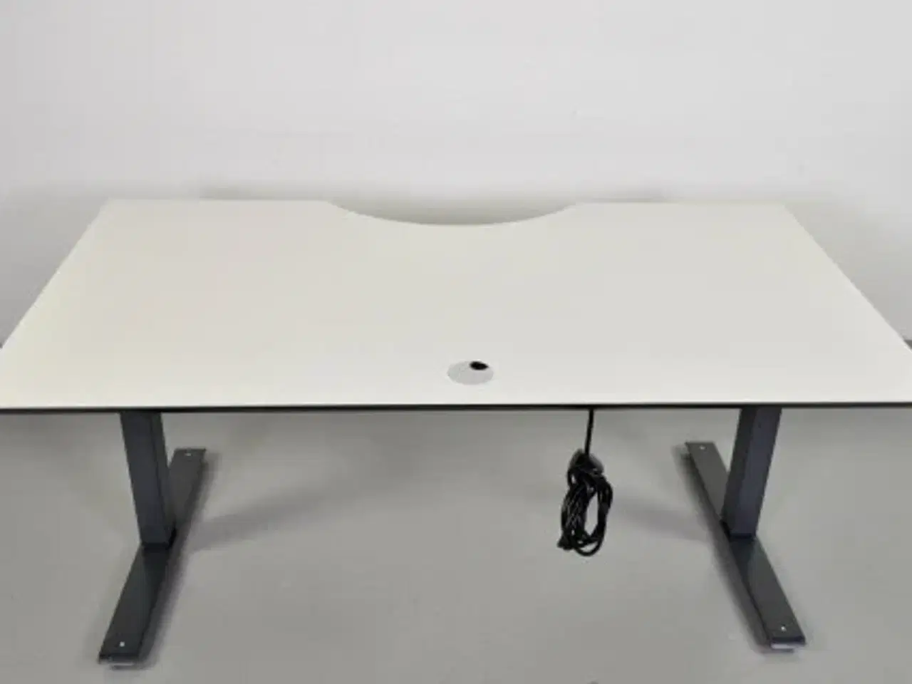 Billede 5 - Hæve-/sænkebord med ny hvid plade og på mørkegrå stel