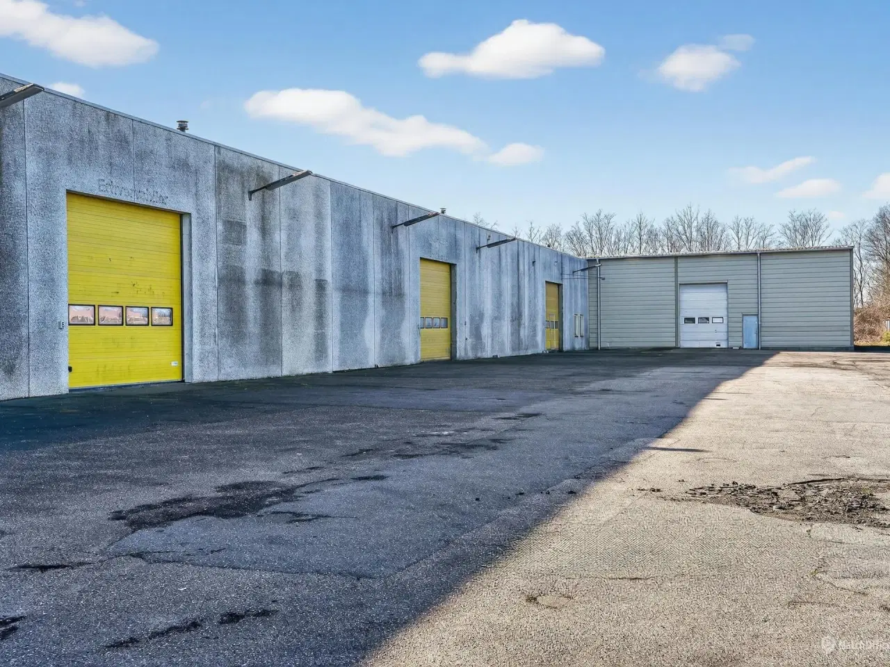 Billede 2 - Stort lagerlejemålet med egne kontorlokaler et stort befæstet areal og store porte