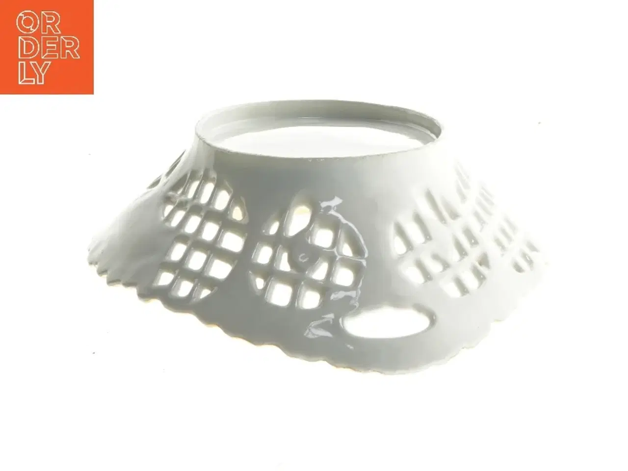 Billede 4 - Porcelænsskål med gennembrudt mønster og guldkant (str. 29 x 30 cm)