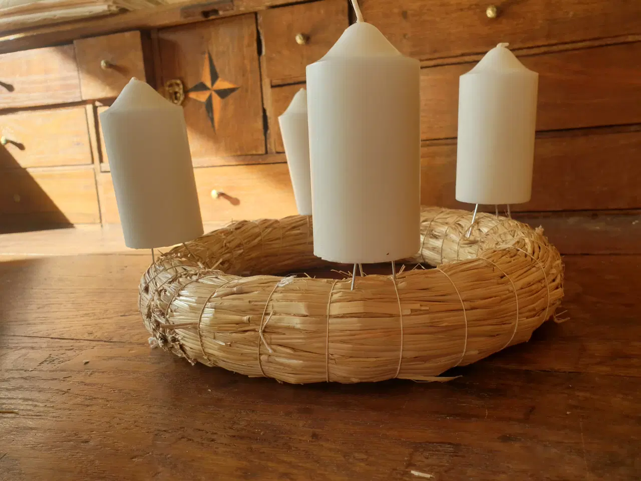 Billede 3 - DIY Adventskrans. Her er krans og 4 hvide lys