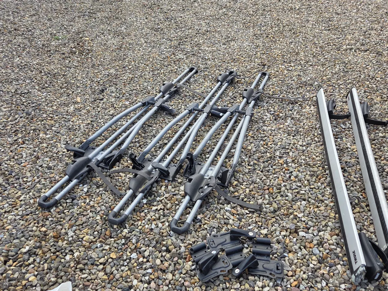 Billede 1 - 3 stk. cykelholdere mrk. Thule til tag.