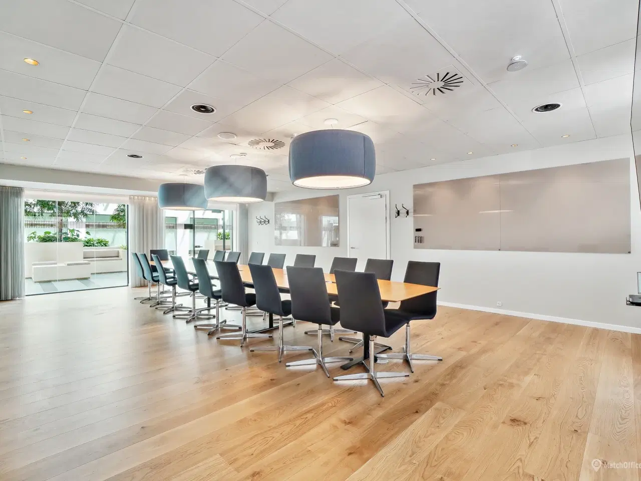 Billede 10 - Lyse og rummelige lokaler med udsigt til vandet